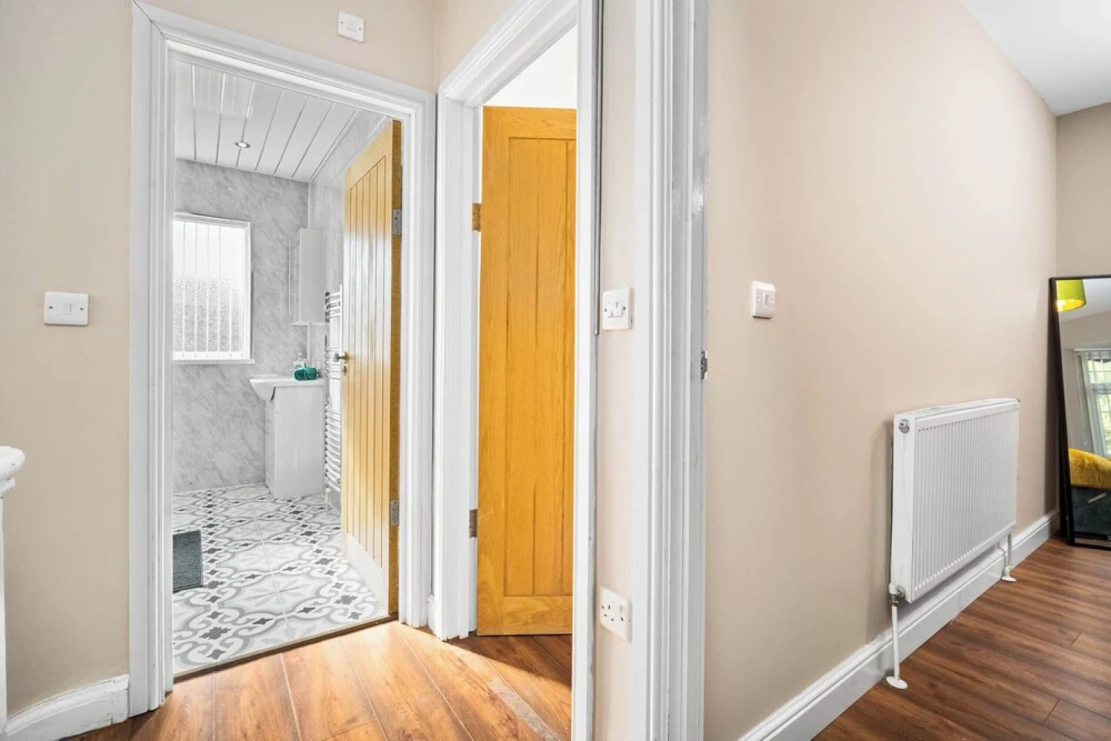 Spacious 3 bed House/sleeps 5/free Parking-oldbury