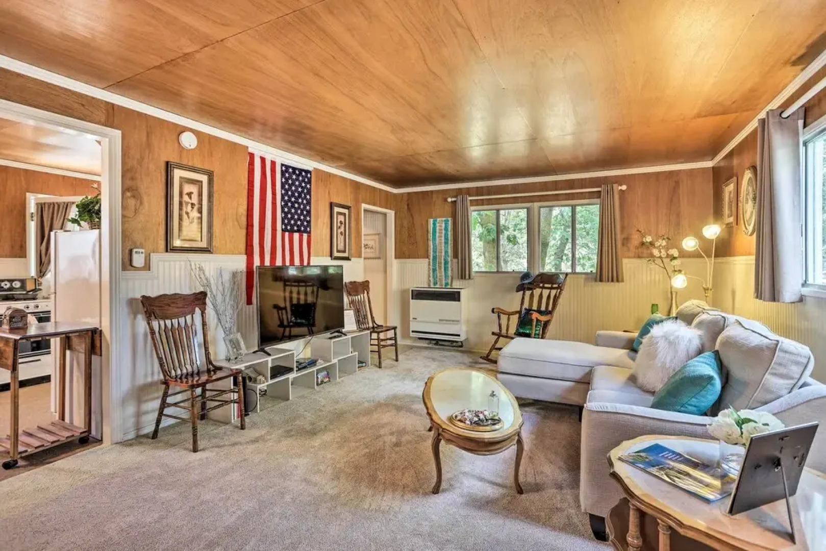 Cozy Crestline Cabin, Close to Lakes, Parks!