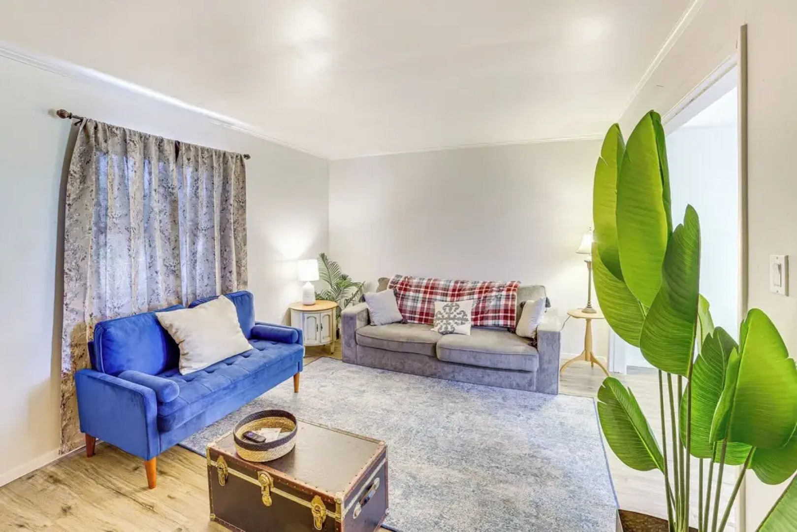 Chic Farmhouse, 3Mi to Lake-pet Friendly & Golfing