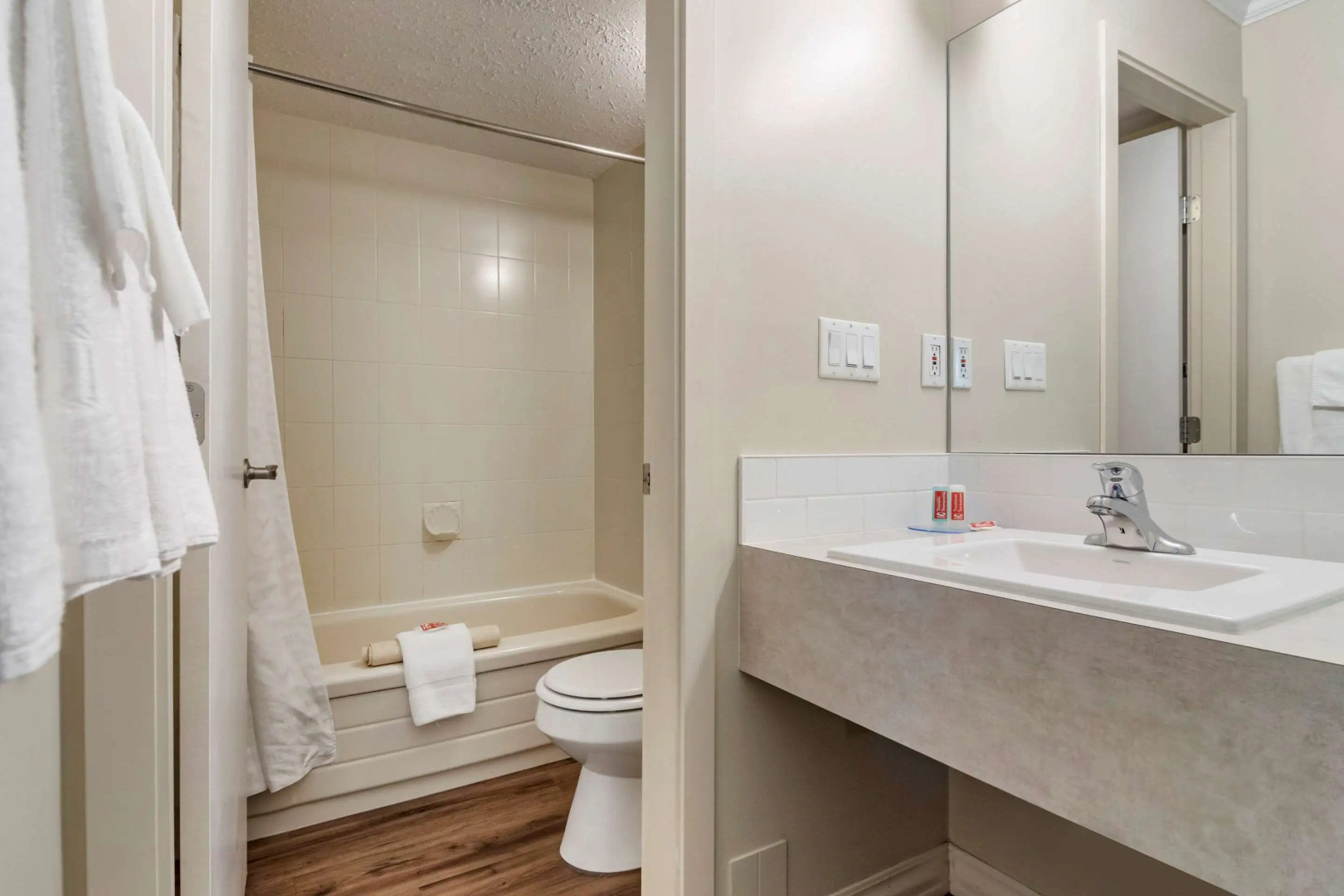 Econo Lodge Inn & Suites