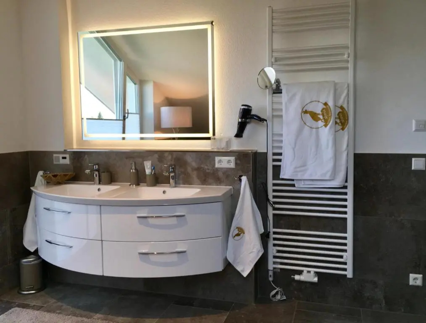Shania Residence