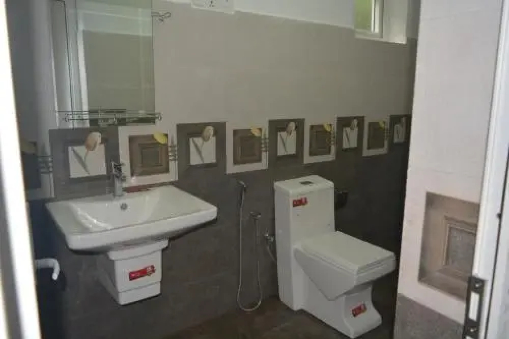 Green Fall Kandyan Rest