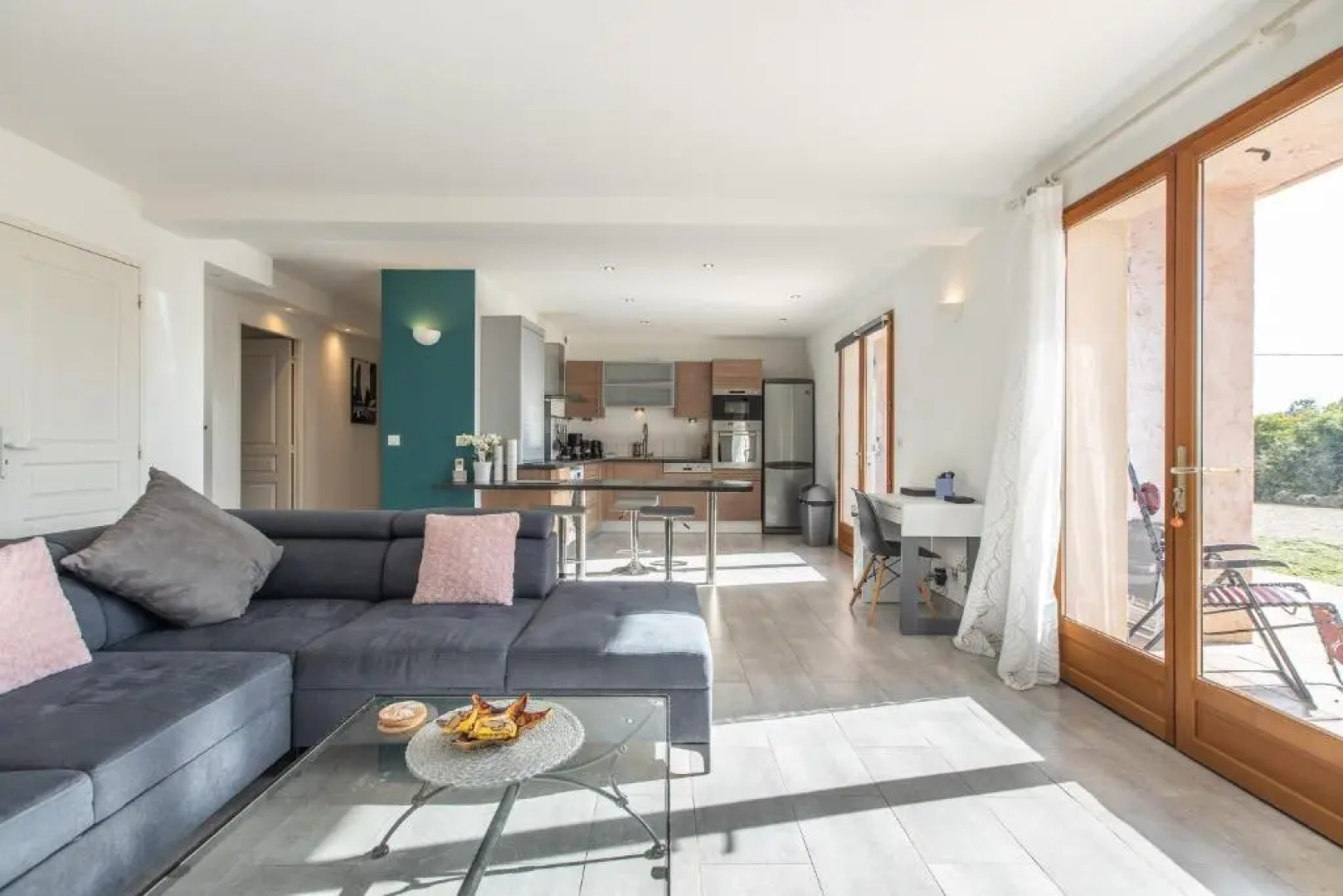 Quiet large 3-bedroom apartment with terrace, garden & incredible Mountain view