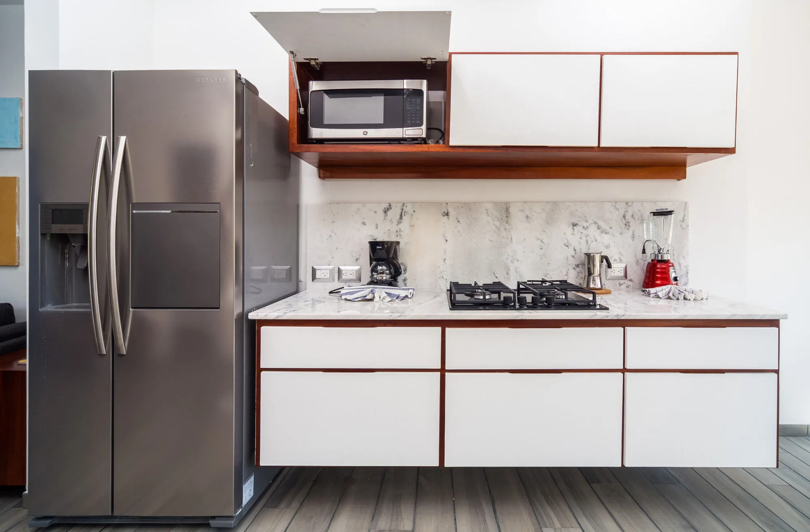 Puerto Plaza Hotel & Shops 