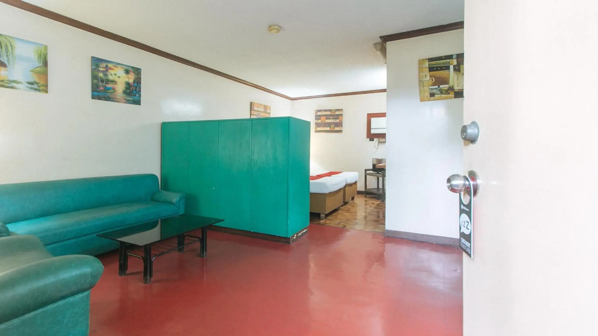 Broadway Court Apartelle