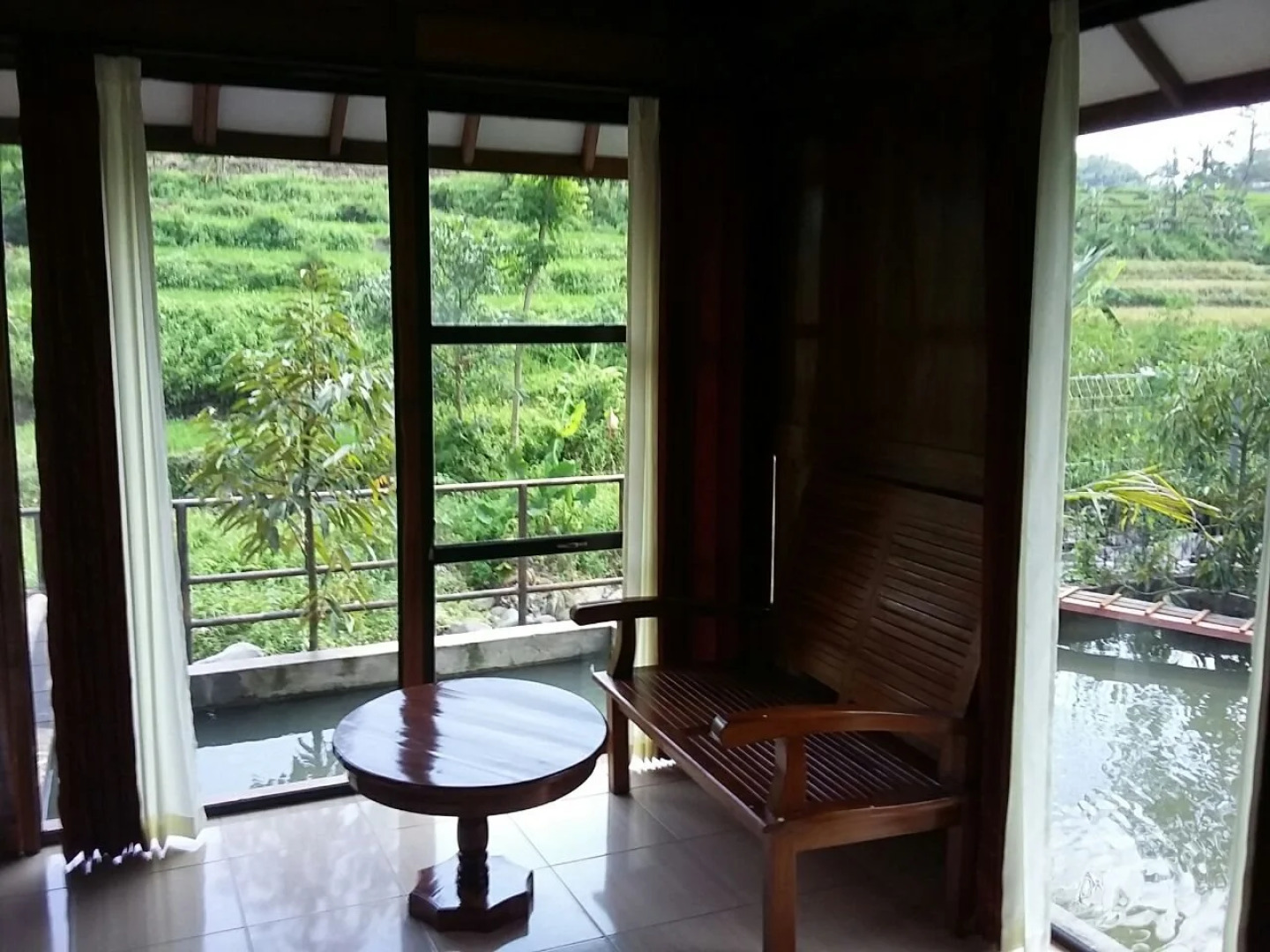 Rumah Kayu Pinggir Kali