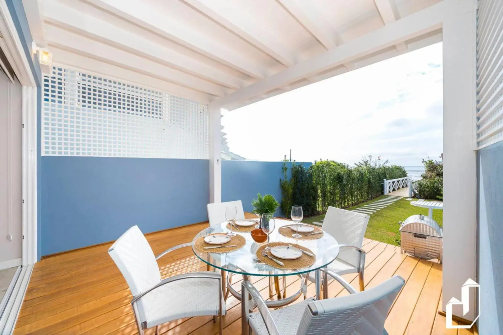 A tranquilidade que você busca em frente ao mar com 02 suítes