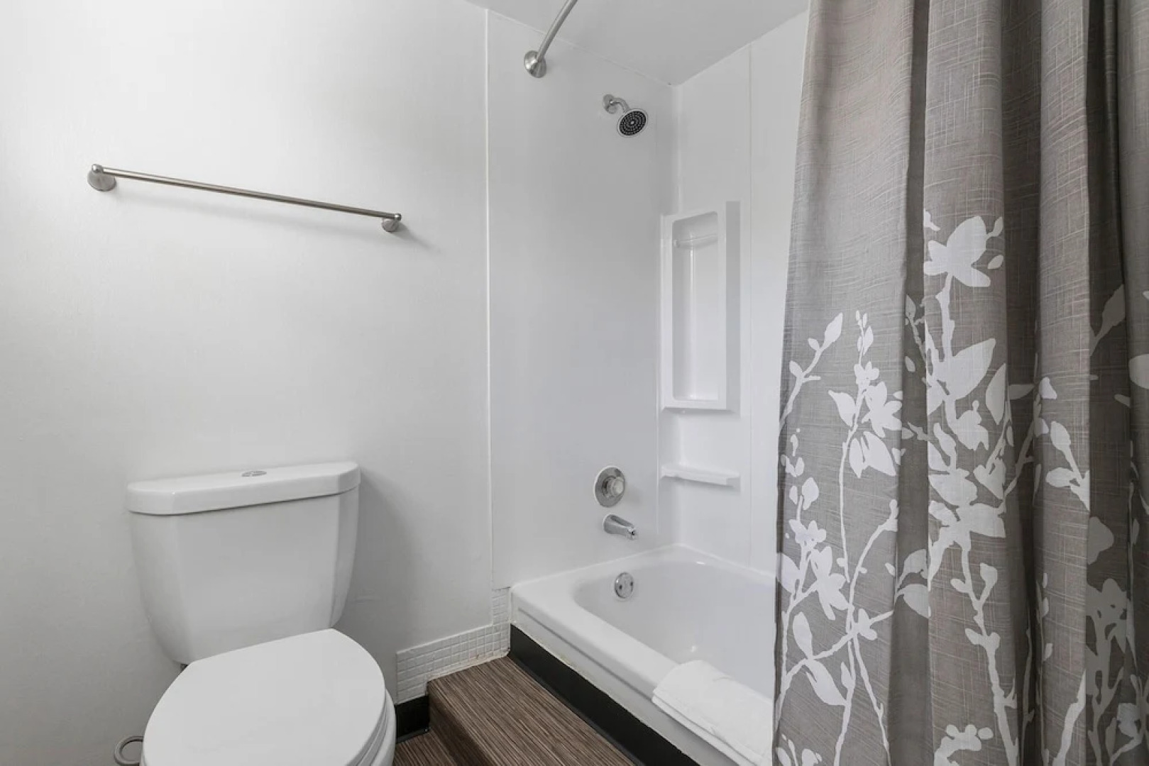 Relaxing St. Louis Getaway + Resort Amenities