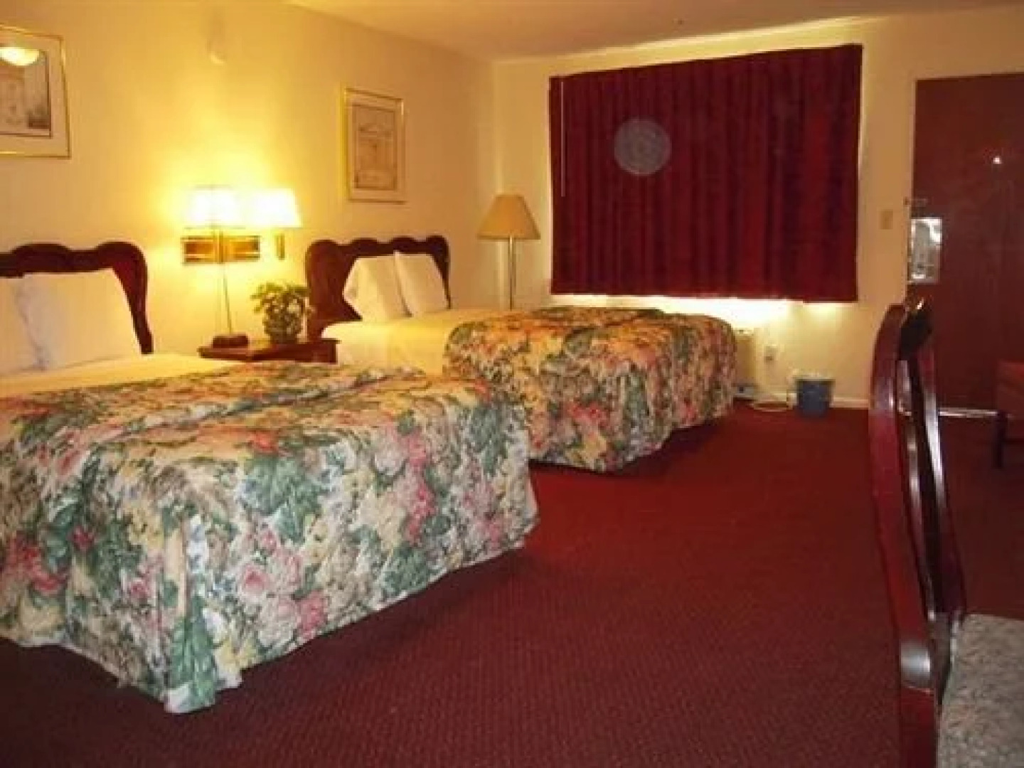 Cocca's Inn Route 7 Airport