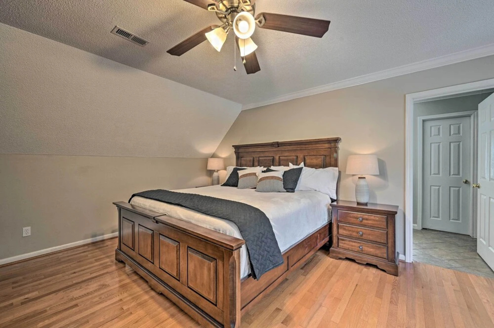 2 Mi to Clemson: Central Villa w/ Deck, Near Lakes