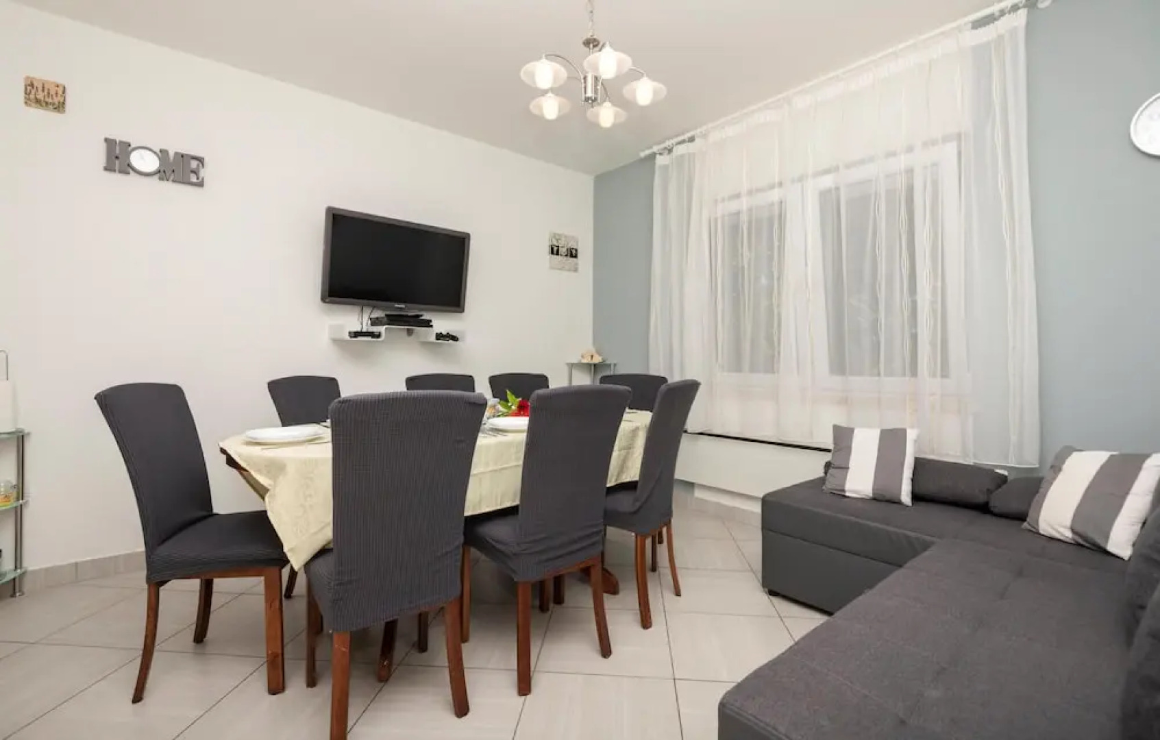 Stunning Home in Bast With 4 Bedrooms, Jacuzzi and Wifi