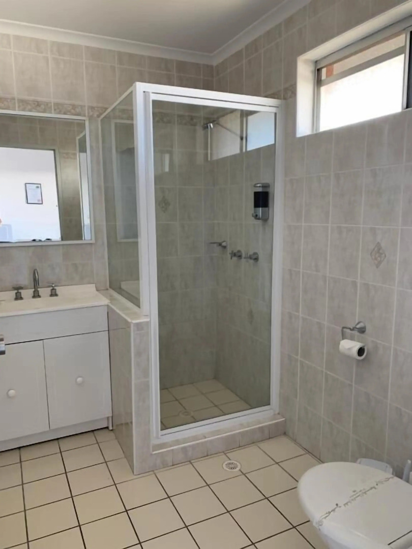 The Oaks Hotel Motel