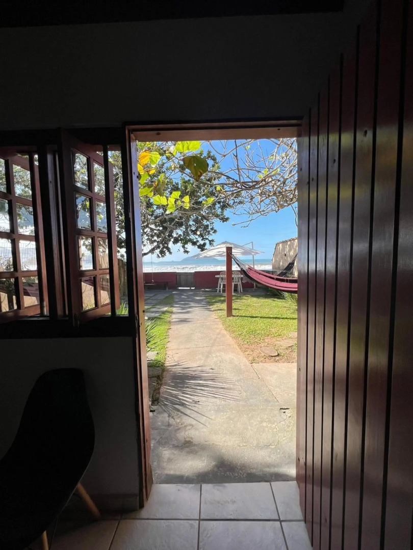 Casa aconchegante pé na areia c/ 5 quartos.