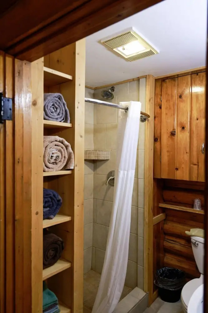 Twin Pines Lodge & Cabins