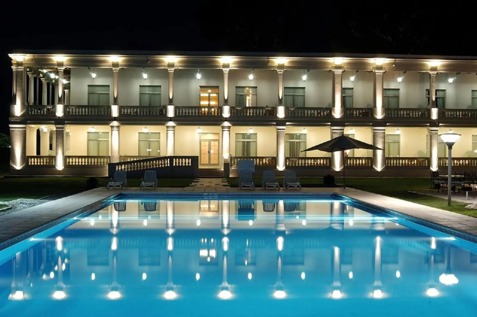 Howard Johnson by Wyndham Sierras Hotel and Casino