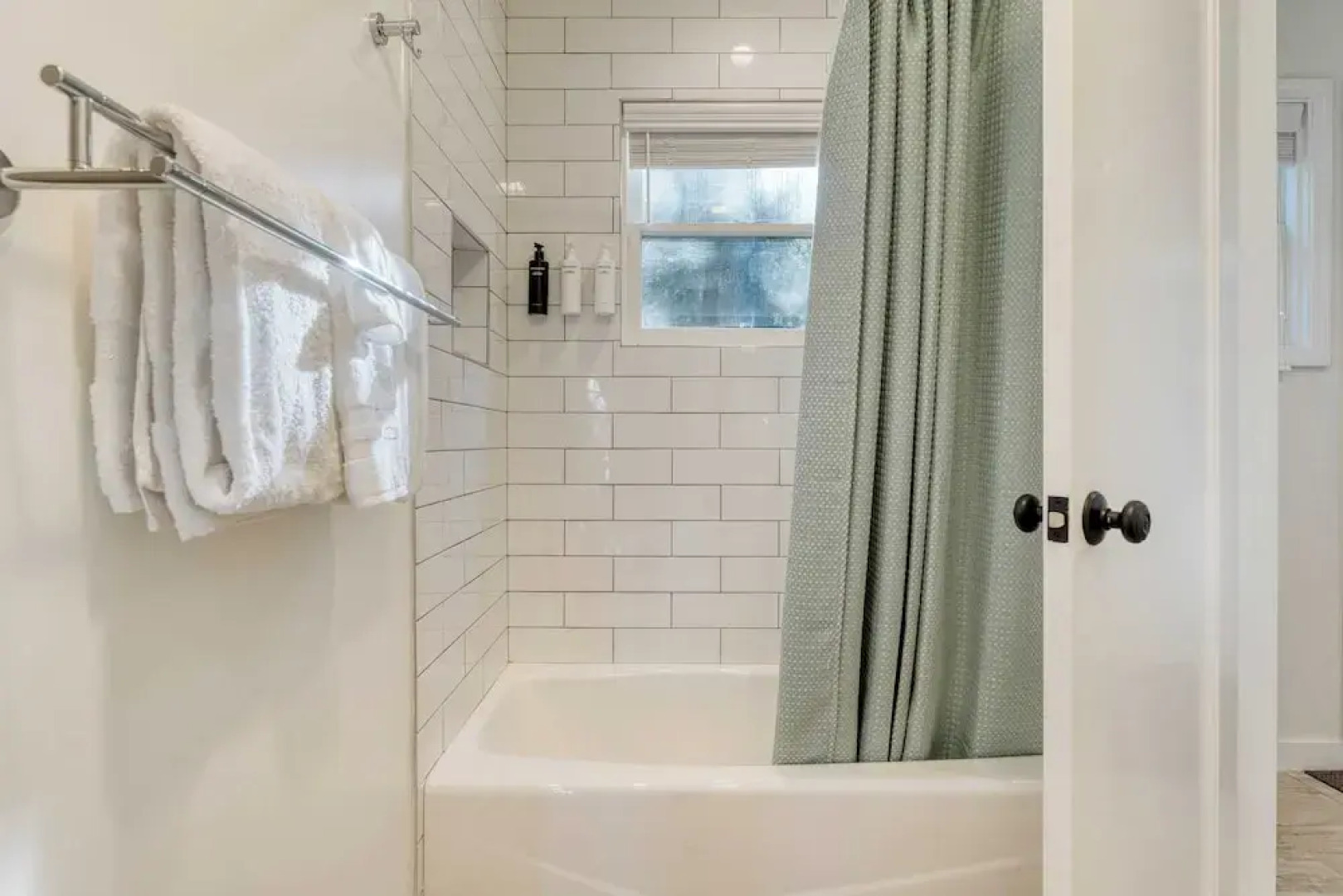 West Shore Lake House by Avantstay Ski Cabin w/ Backyard Sledding Hill!