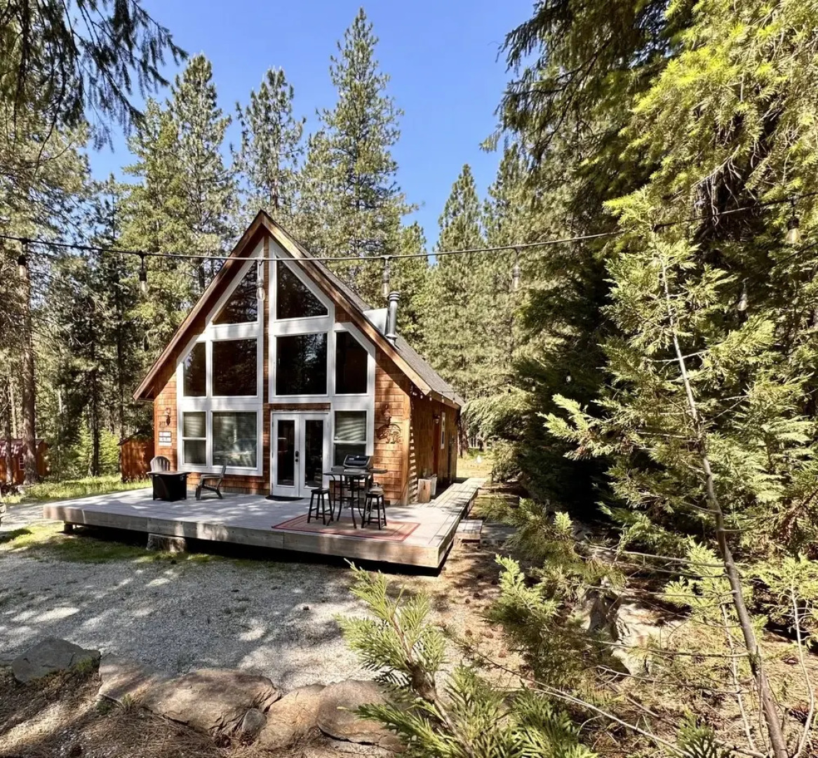 Cascades Adventure Cabin 2 Bedroom Home by NW Comfy Cabins by RedAwning