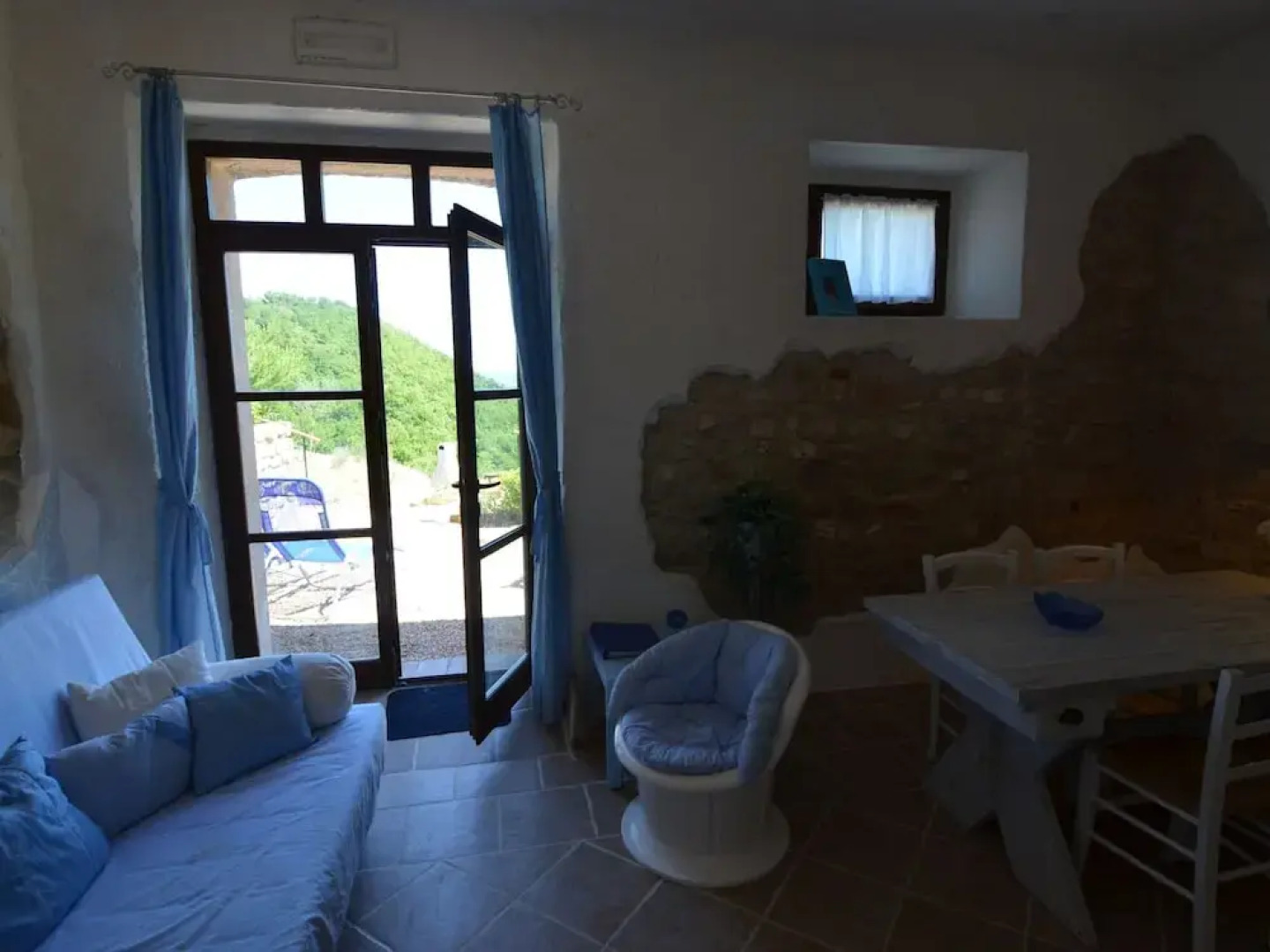 Cozy Couples Getaway w/ Wifi