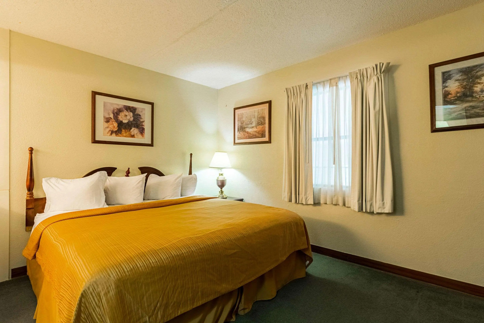 Econo Lodge Inn & Suites