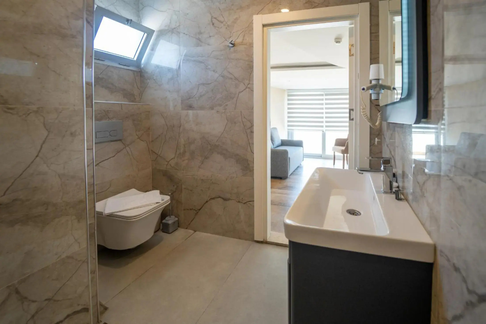 Aurasia SeaSide Hotel