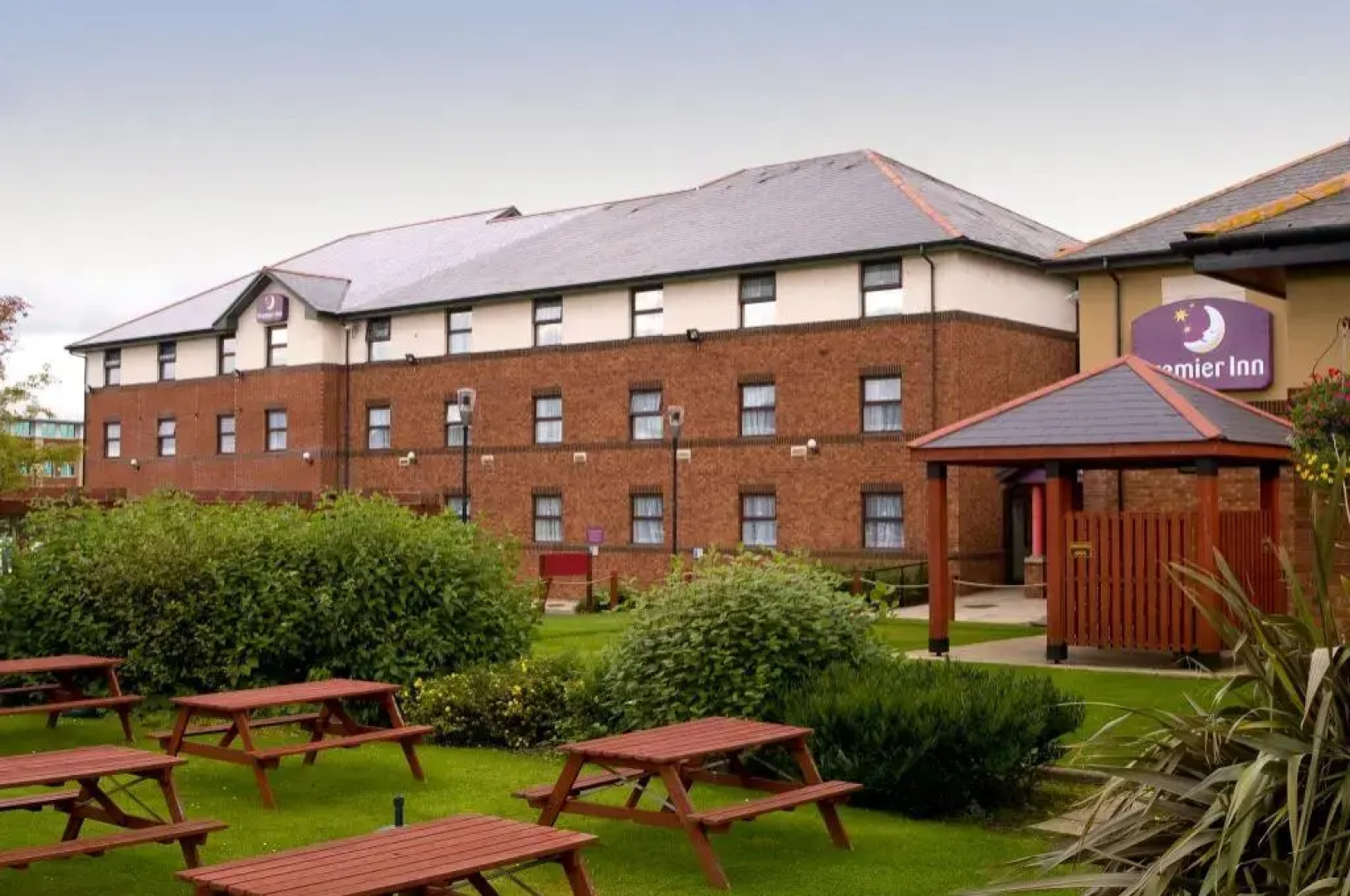 Premier Inn Livingston (M8/J3)