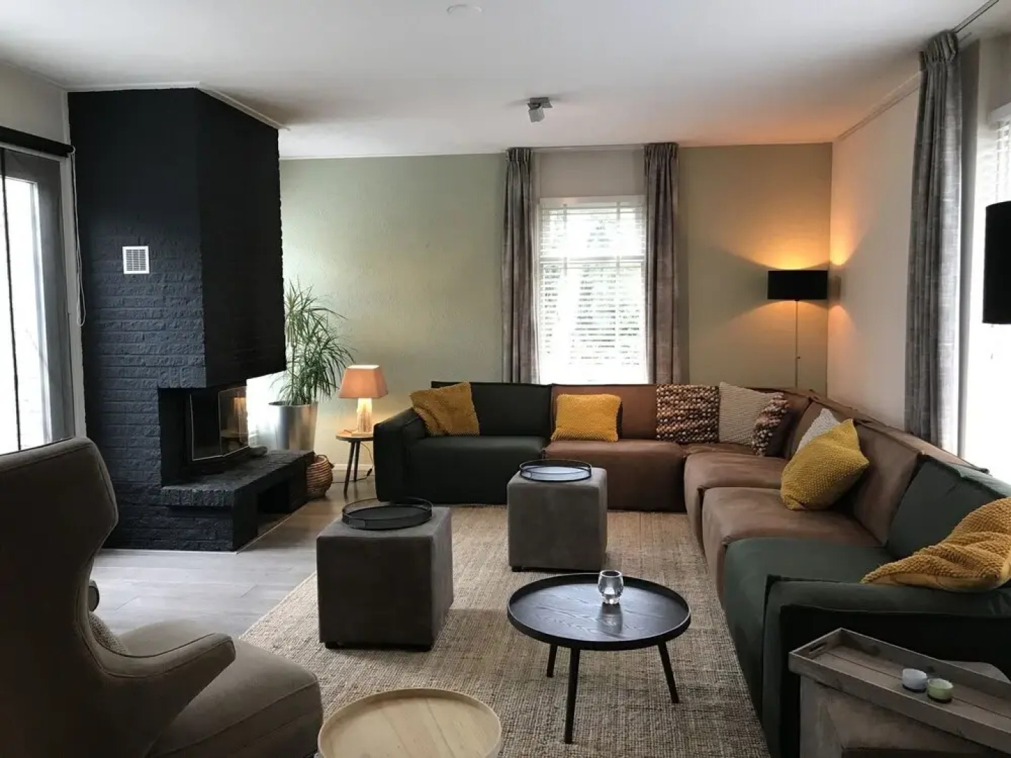 Detached villa with enclosed wooded garden with lawn, jacuzzi and infrared sauna