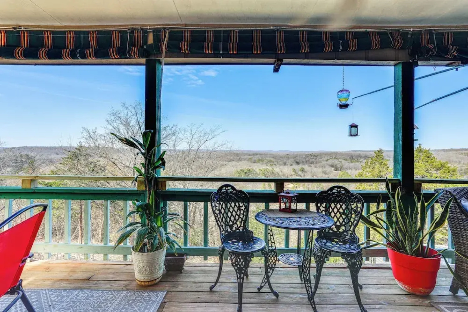 'the Treehouse' in Cherokee Village: Deck & Views