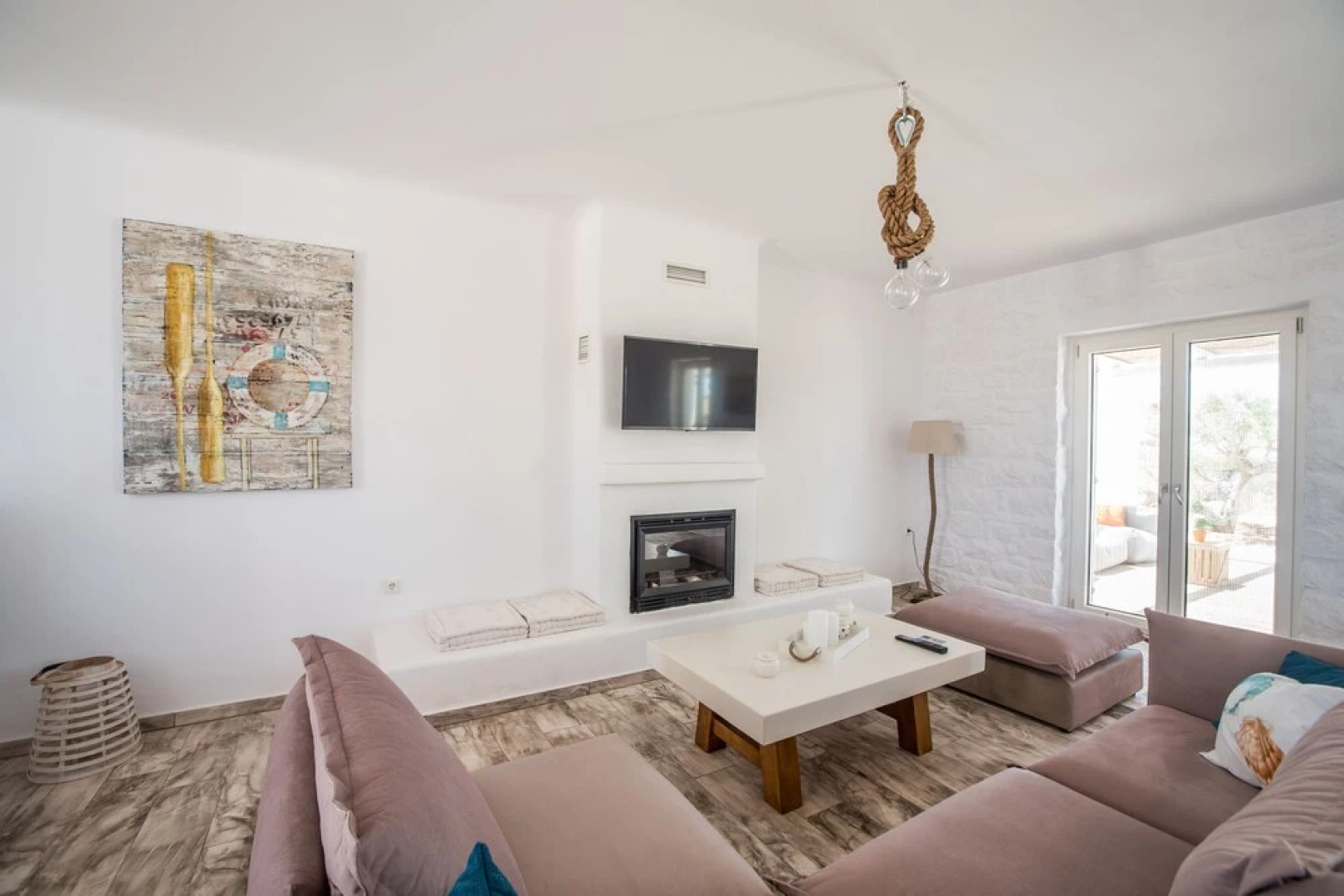 Funky holiday home with pool, next to the beach by VillaRentalsgr