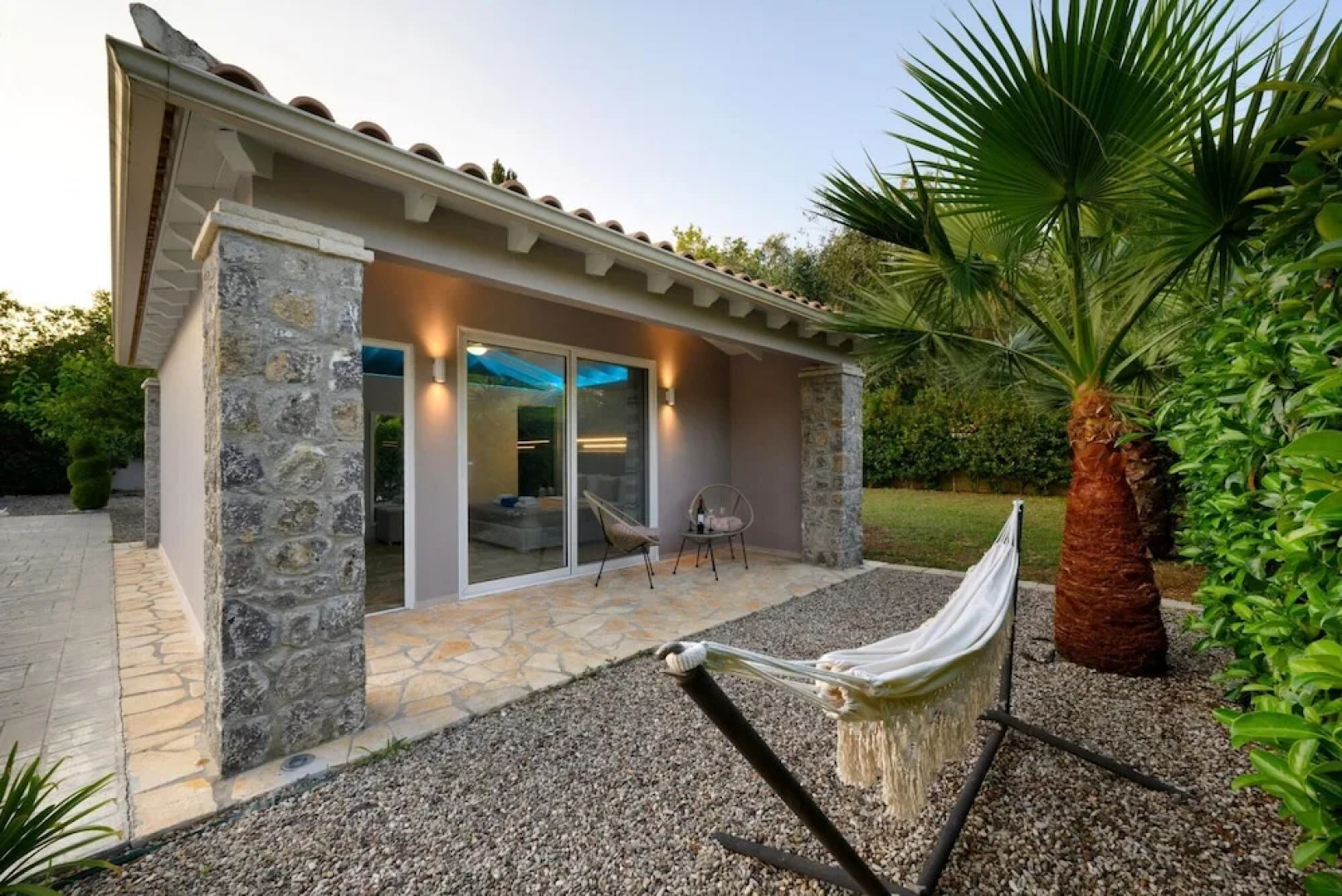 Villa Black White Dassia