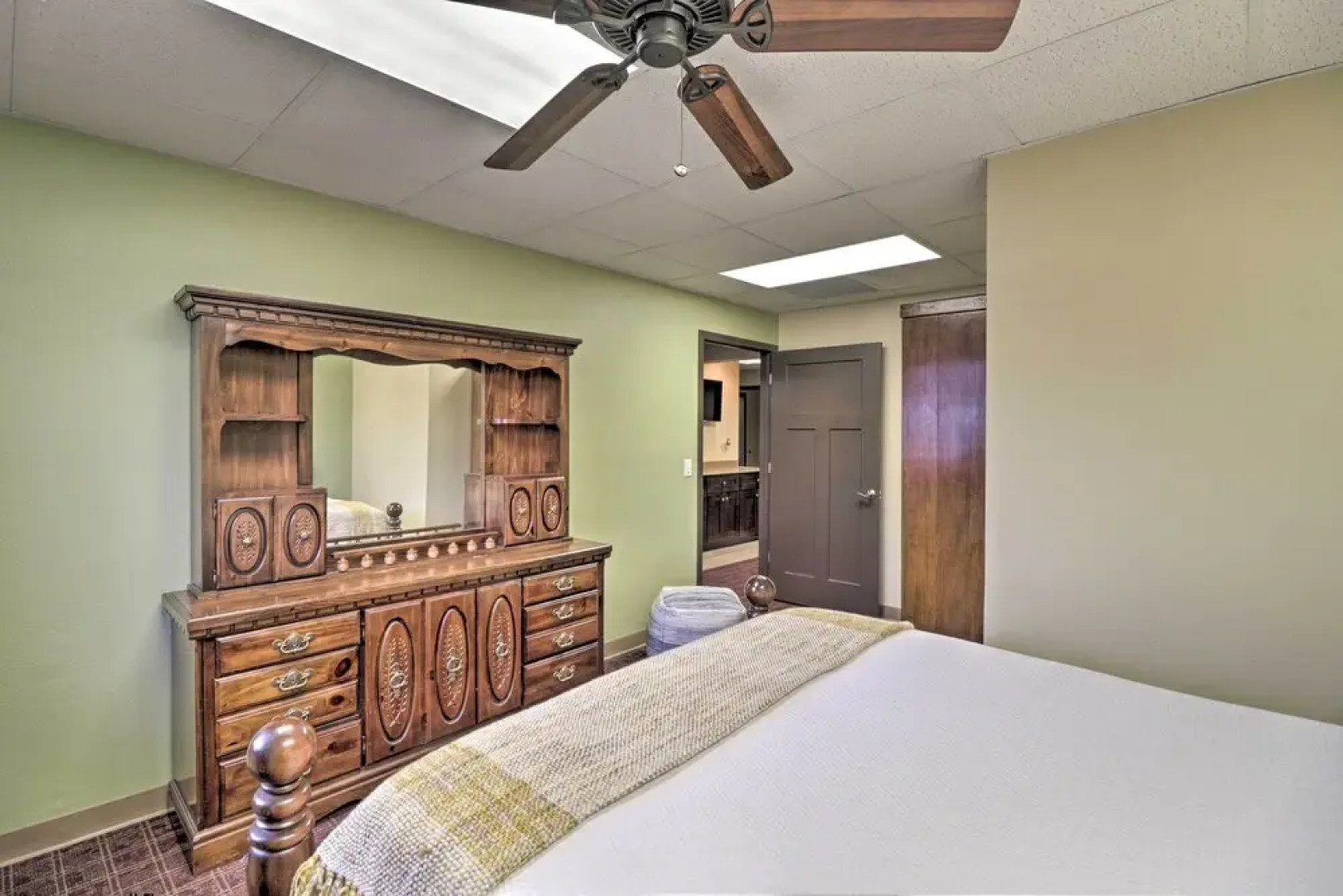 Roomy Multi-family Retreat in Dtwn Mountain Home!