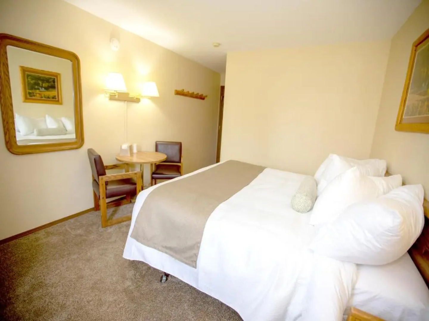 Beartooth Hideaway Inn and Cabins