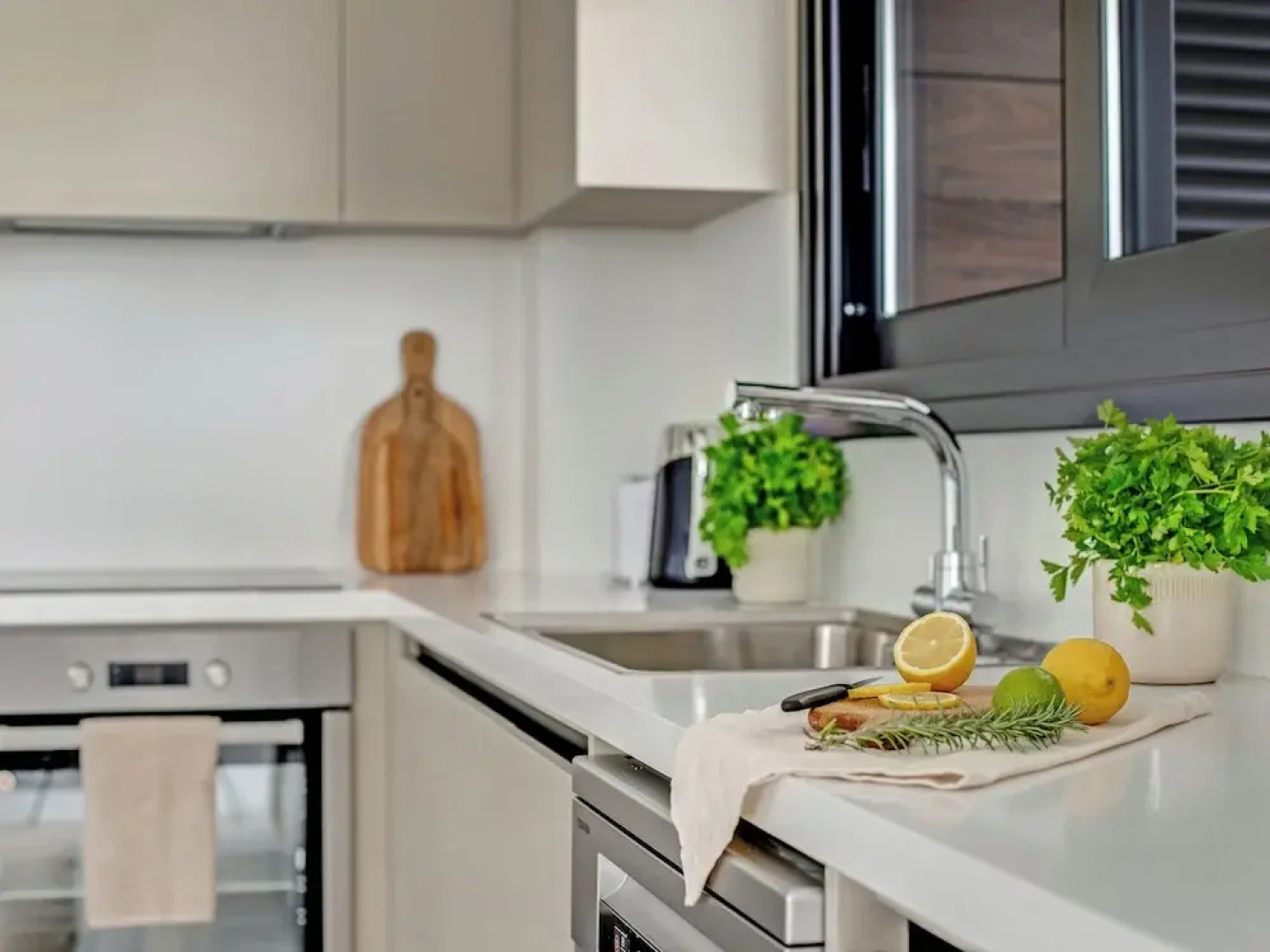 Sanders Only - Delightful 2-bdr Apt With Balcony