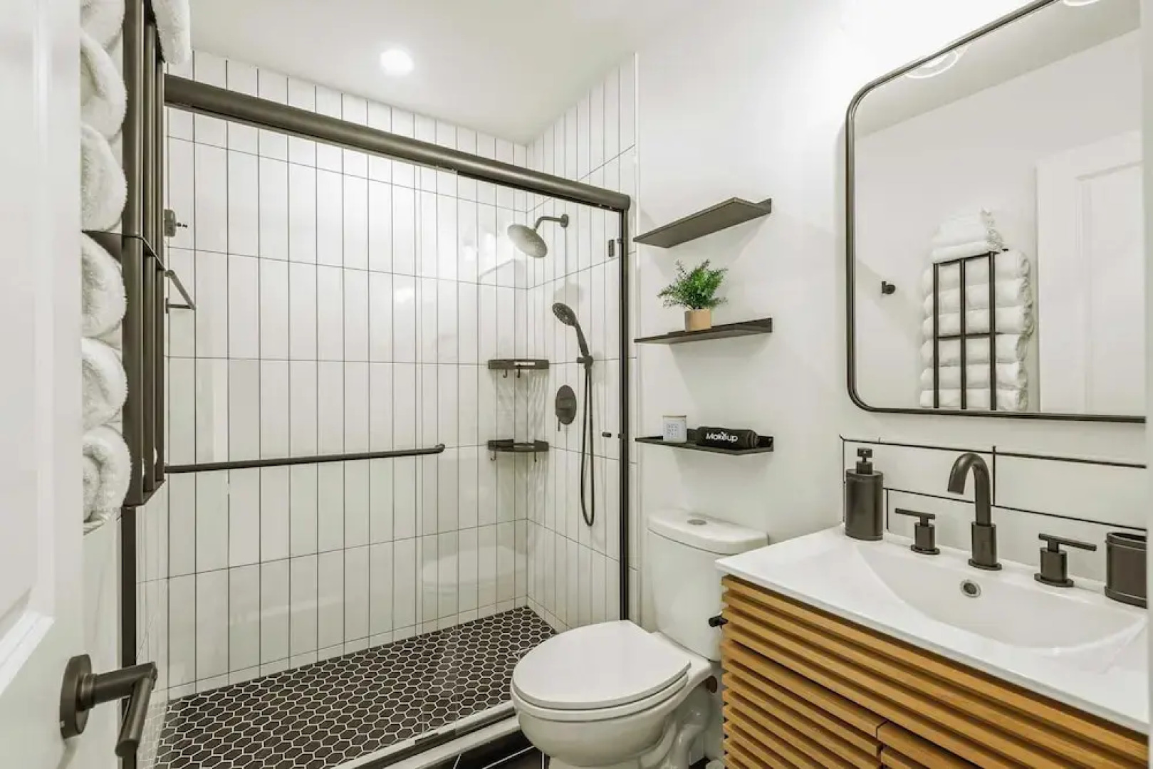 Hot Tub, Lake Access + Community Amenities Somerset Lodge by Avantstay