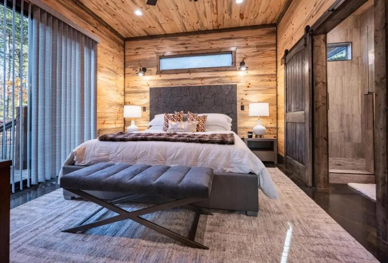 Vacana Offline Cabin, Covered Back Deck, HotTub, FirePit, Pet Friendly