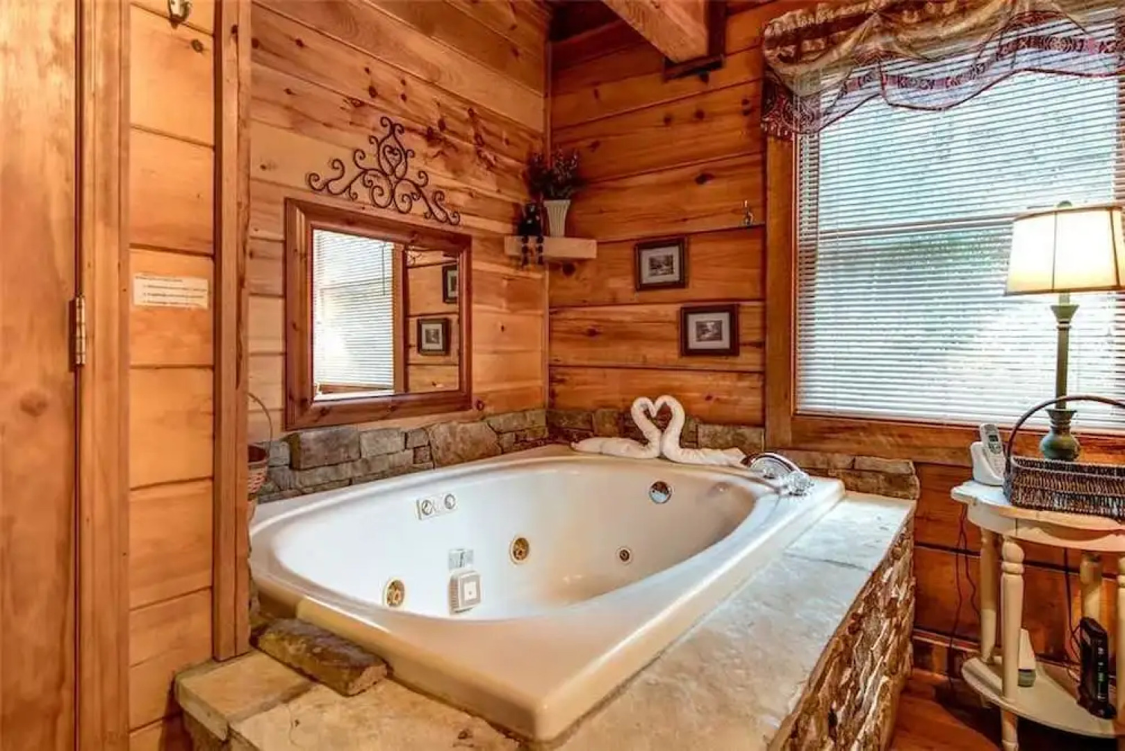 Wild at Heart 1 Bedroom Home with Hot Tub