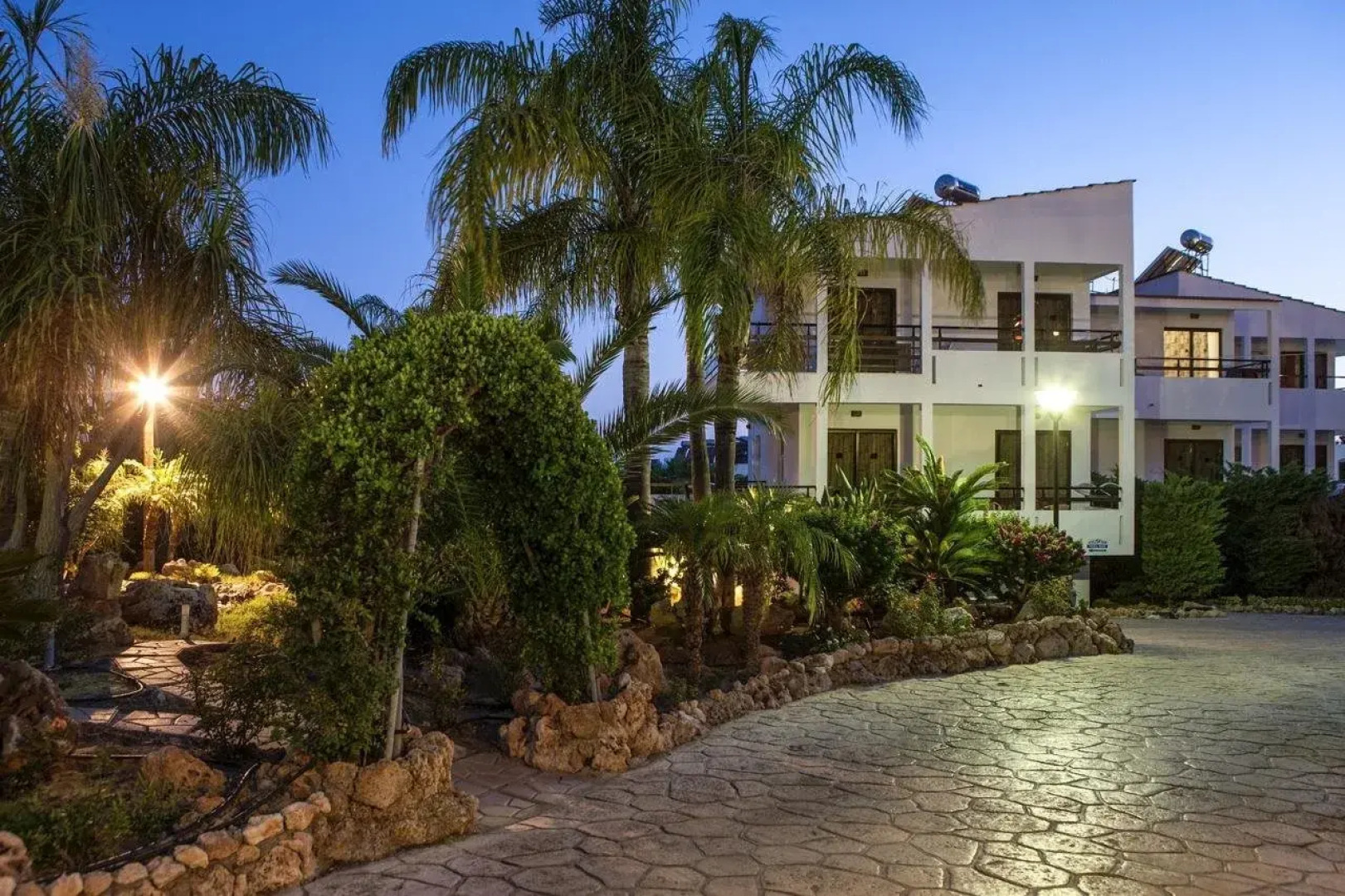 Coliseum Studios & Apartments