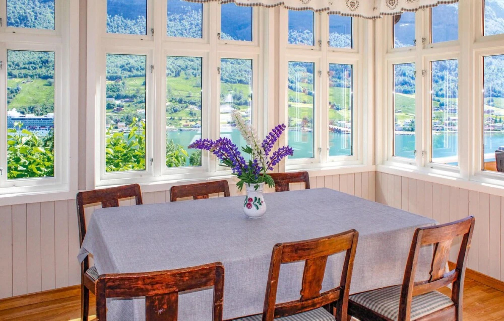 Amazing Home in Olden With 4 Bedrooms and Wifi