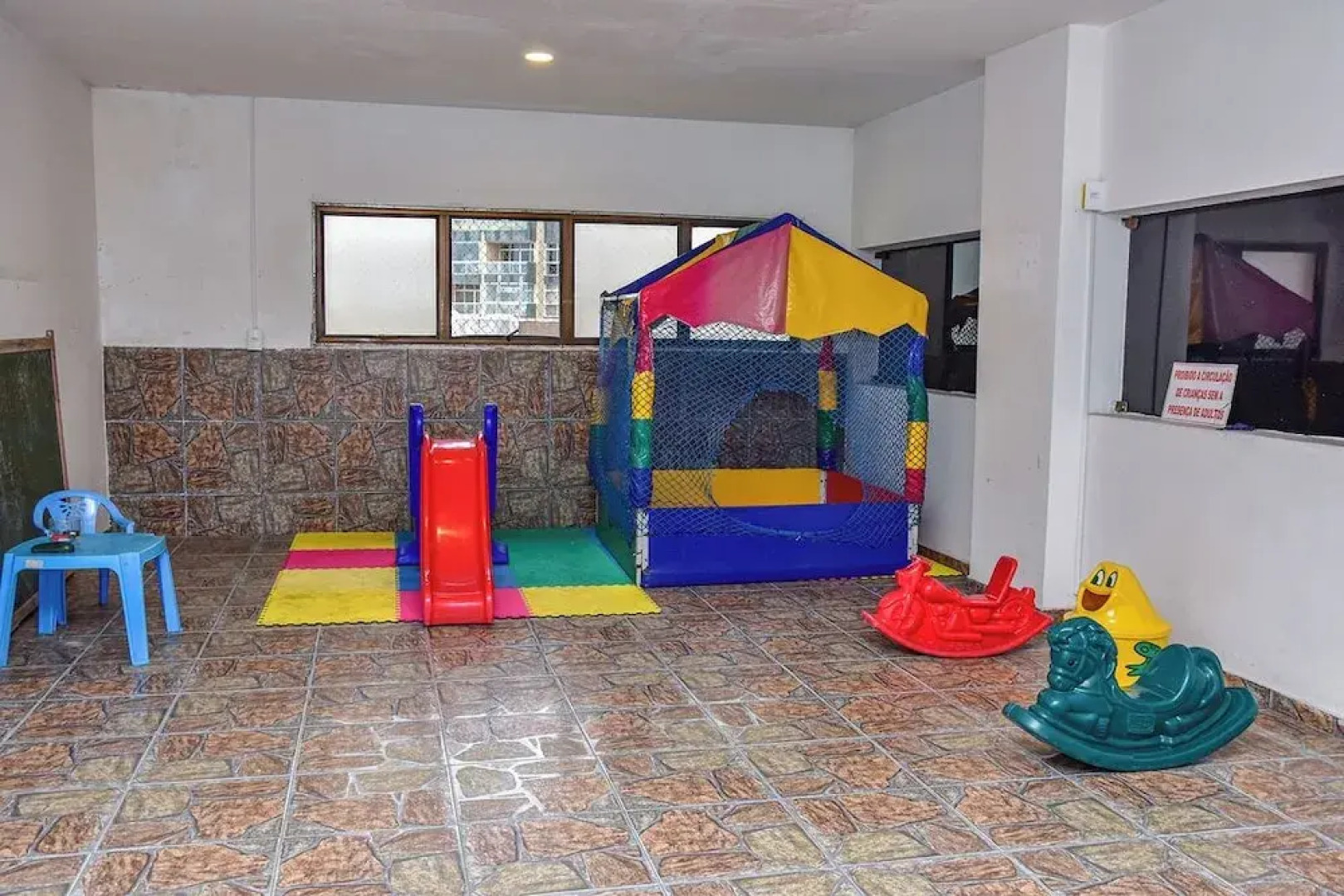 Flat com Piscina e Lazer na Praia de Pitangueiras