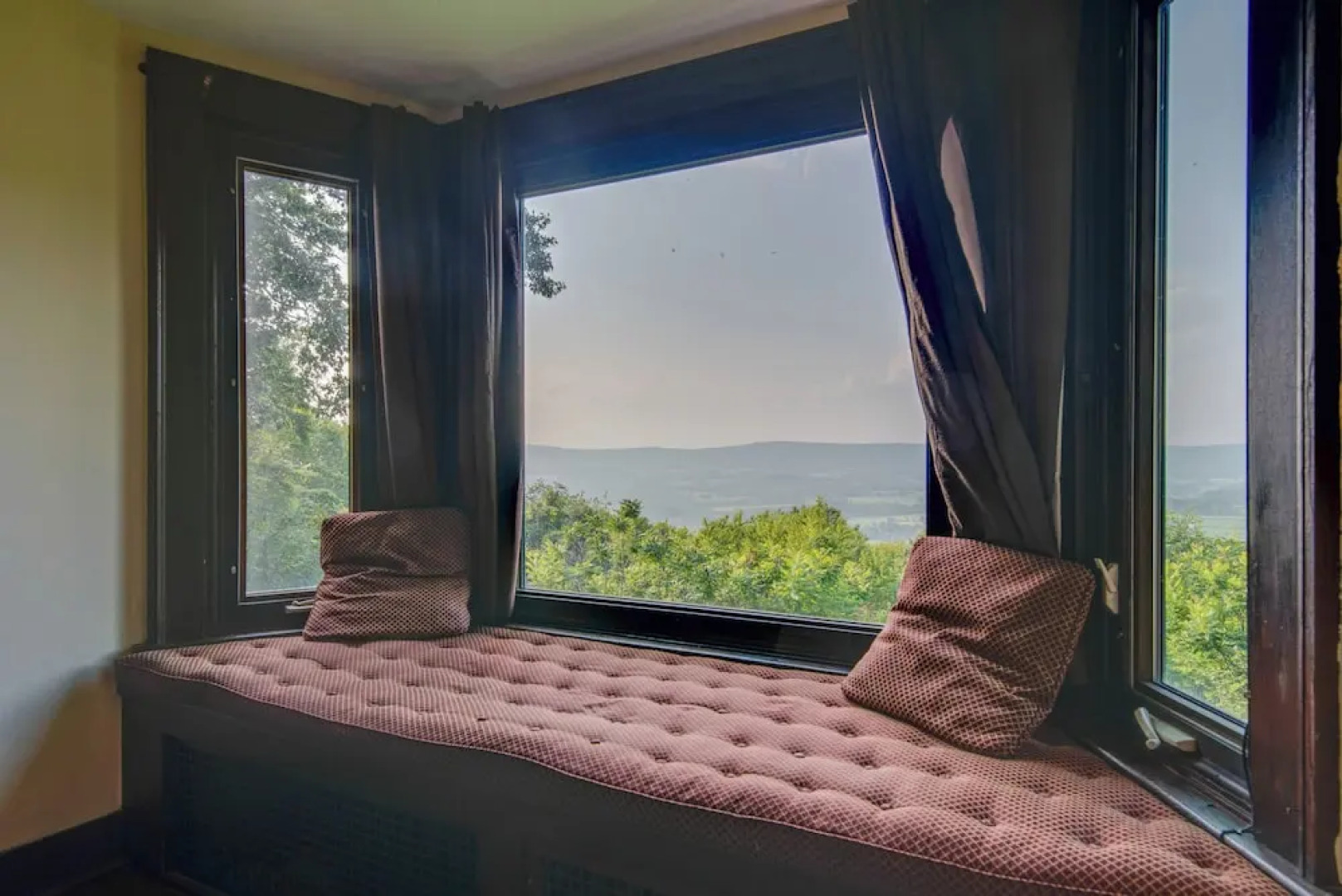 Hot Tub & Mtn Views: Expansive Hazleton Retreat