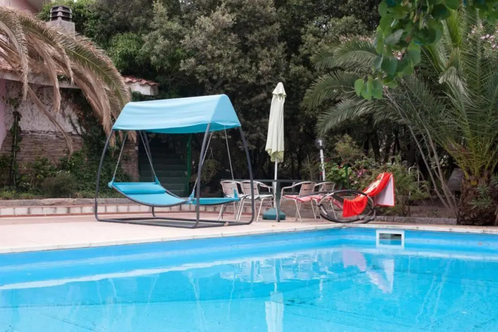 Loft mansardato con giardino e piscina/ loft with garden and swimming pool