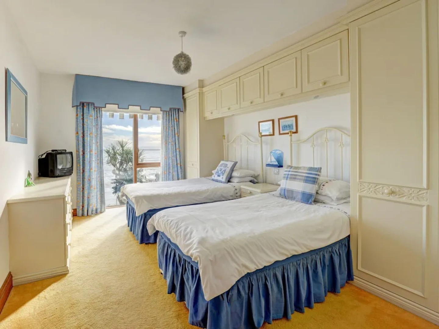 Wonderful Holiday Home With Beautiful Views and Sliding Doors to a Luxury Terrace