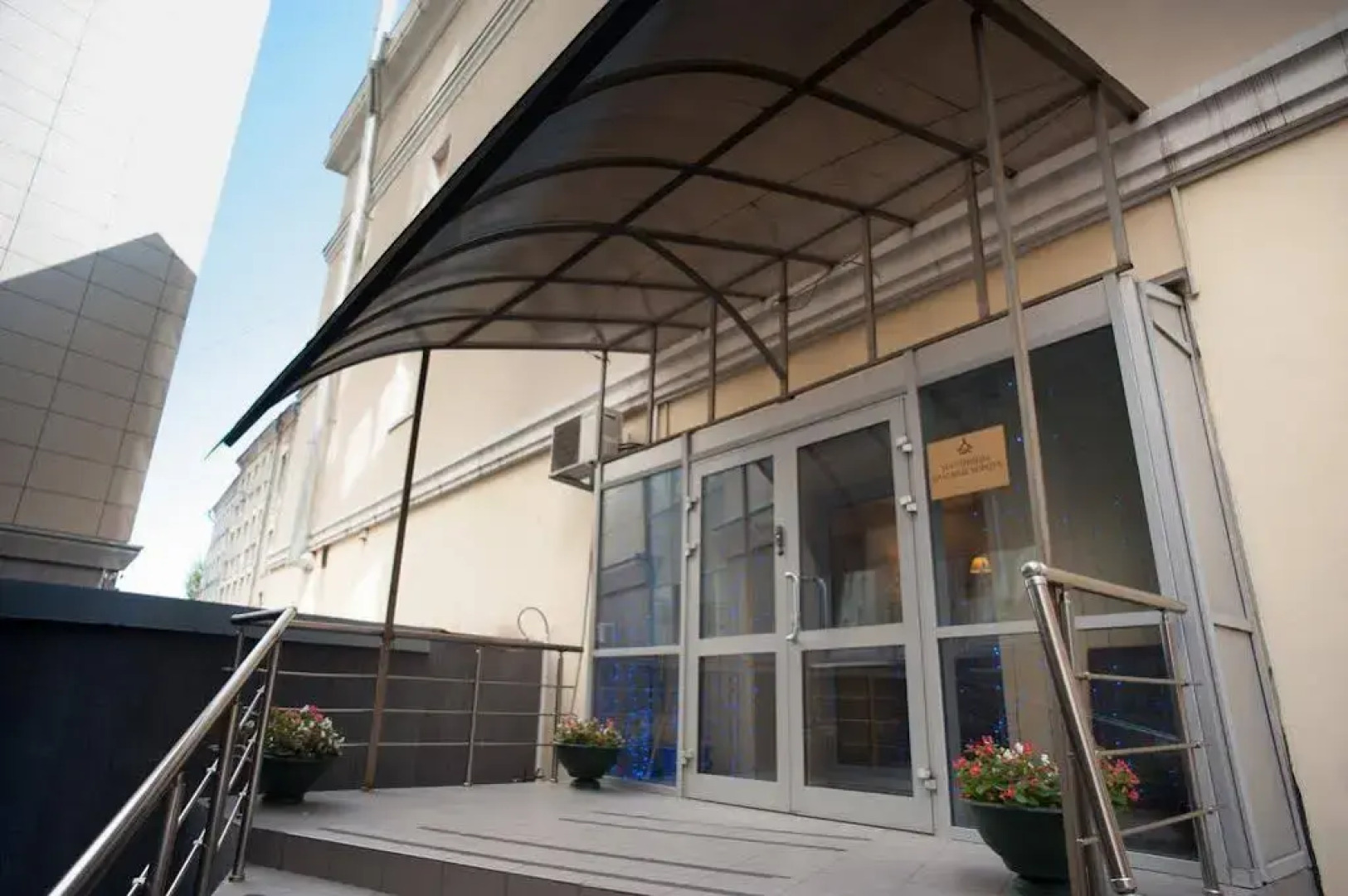 MINIMA Красные ворота