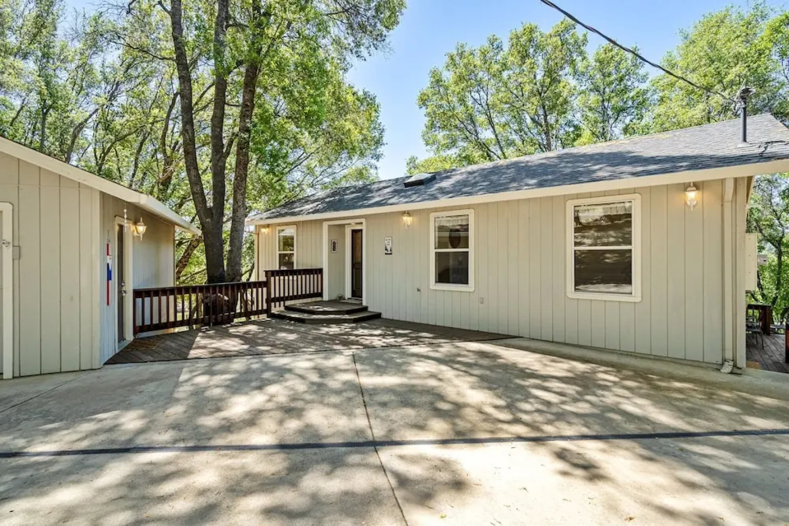 The Gathering Place - 2-Level Home with Game Room by Yosemite Region Resorts