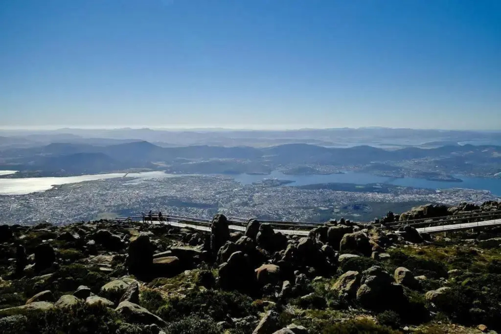 Best Location in Hobart! Luxury 4 bedroom with stunning views