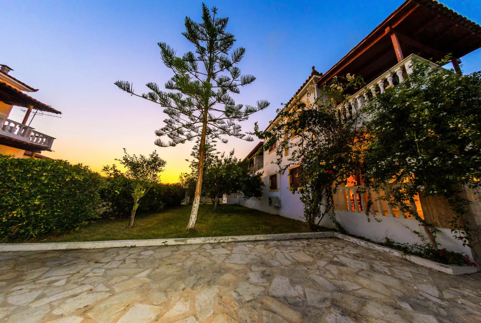 Kiki Studios & Apartments