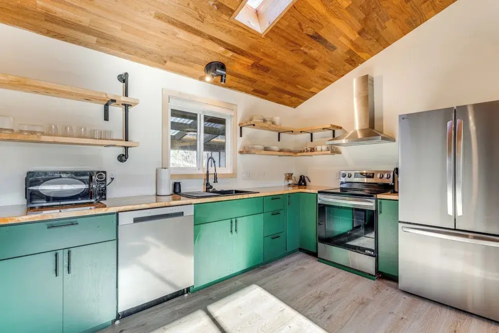 Modern Oregon Cottage w/ Hot Tub: Walk to Beach!