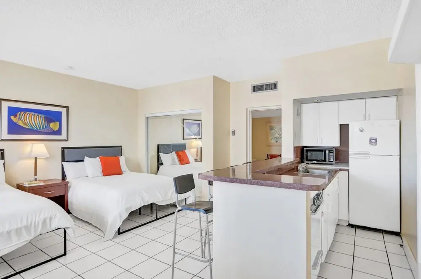 Gorgeous 1br apartment, a walk from the Beach