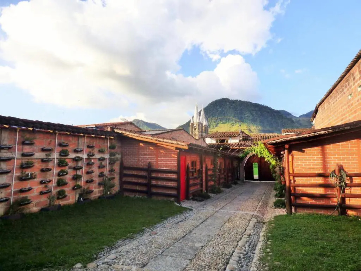 Hotel Kantarrana Urbana Jardin