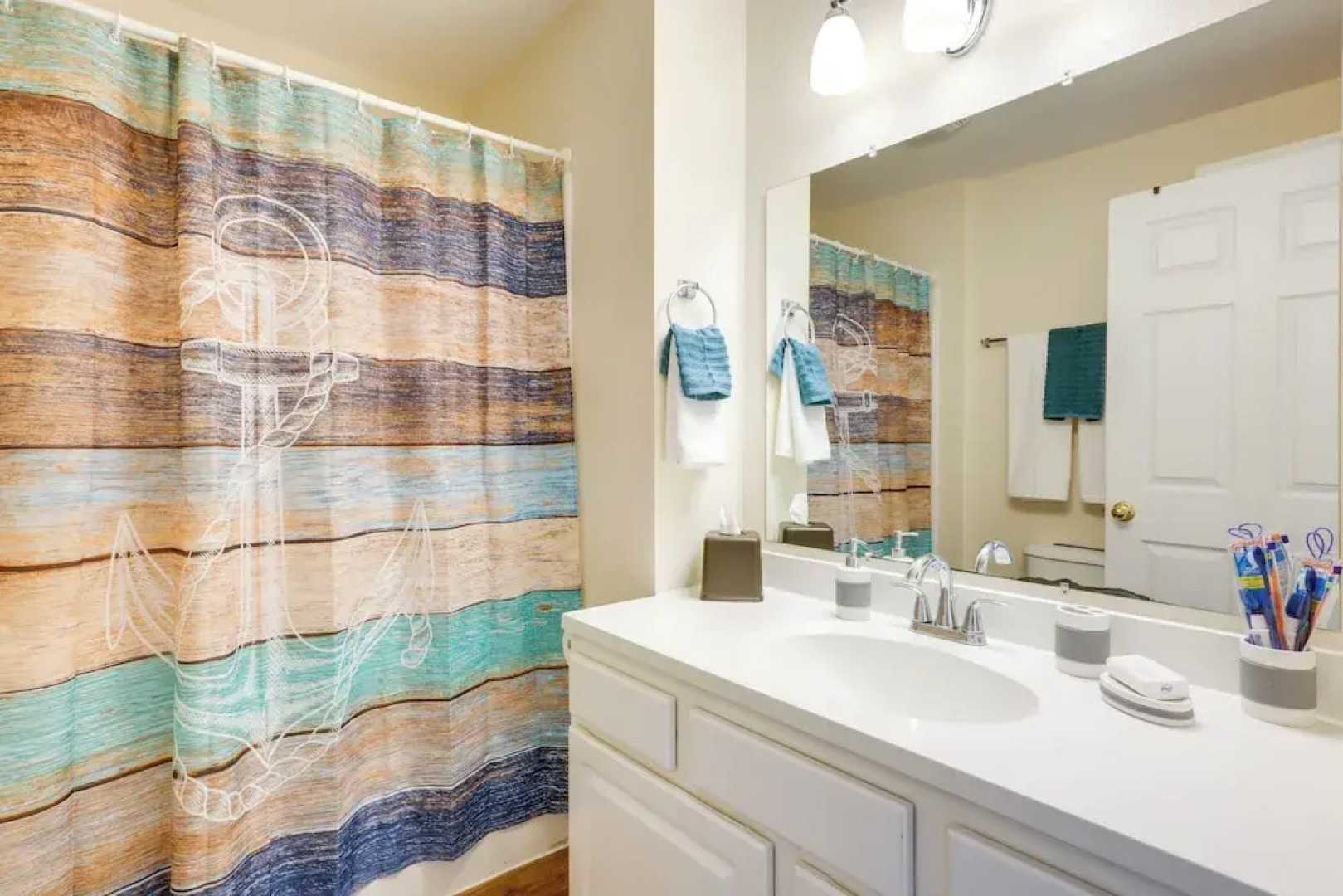 Cozy Delafield Apartment - Walk to Lake!