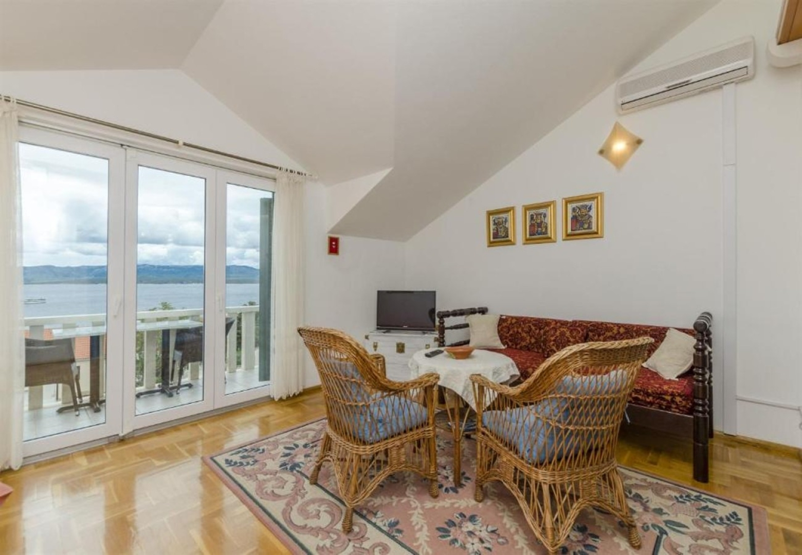 Apartment Mate 1 - 130 m from sea: A1 Zeleni Bol, Island Brac